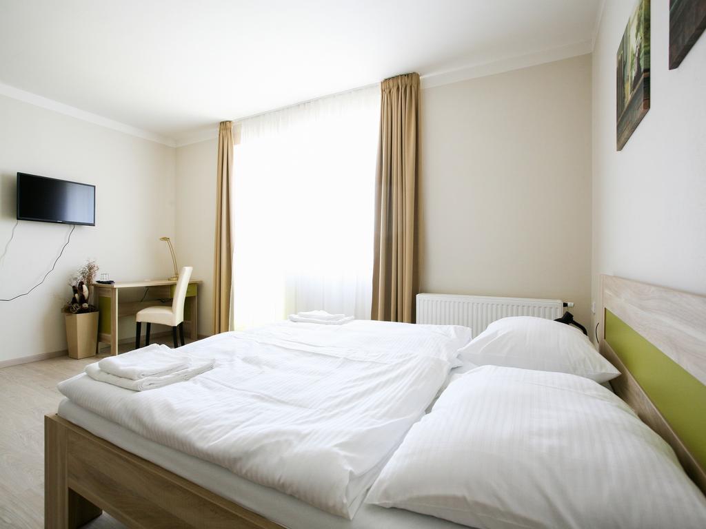 Nad Kralovnou Hotel & Restaurant Prague Room photo