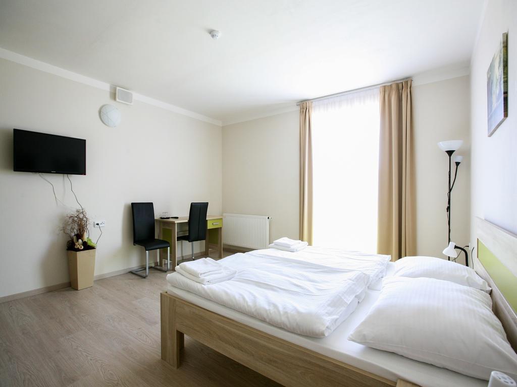 Nad Kralovnou Hotel & Restaurant Prague Room photo